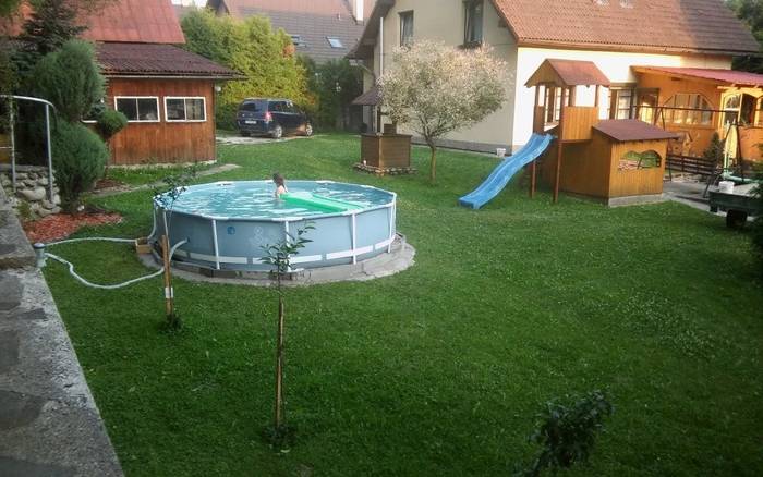 Záhrada s bazénom