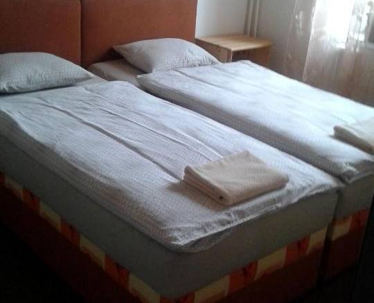 Dvoulůžkový pokoj s manželskou postelí nebo oddělenými postelemi a vlastní koupelnou