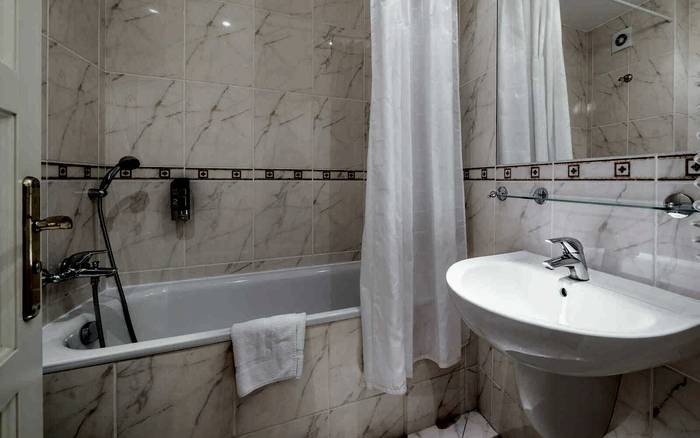 Dvoulůžkový pokoj s manželskou postelí