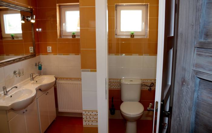 Apartmán č.3 - Kúpeľná so sprchovým kutom + Samostatné WC