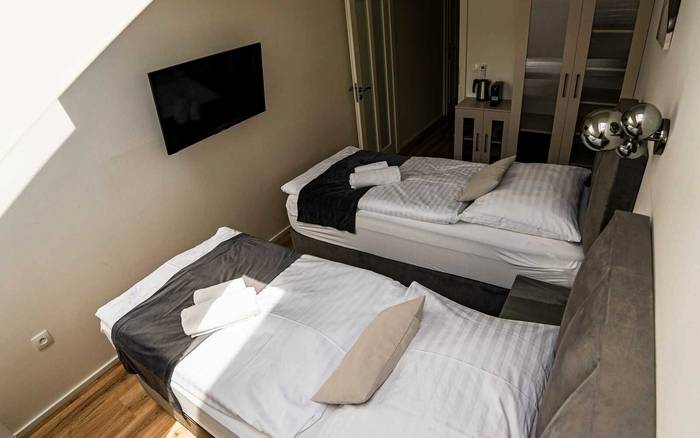 Malý dvoulůžkový pokoj s oddělenými postelemi