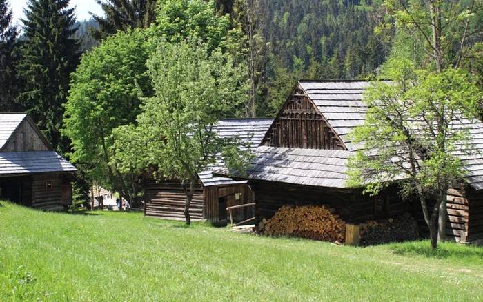 Kysucký skanzen Vychylovka - pohľad do okna minulého storočia