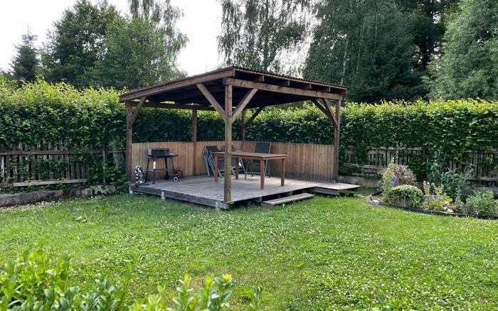 pergola + gril na dřevěné uhlí