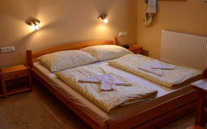 Štvorlôžková izba s manželskou posteľou a poschodovou posteľou