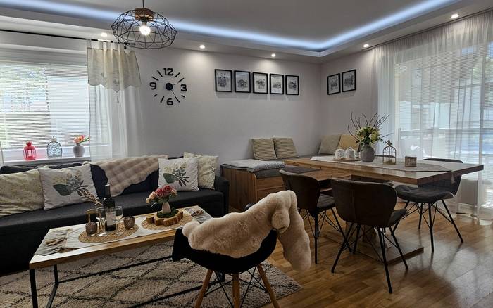 Rozťahovací gauč a 1 pevná posteľ v obývačke