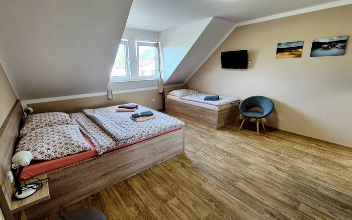 9. Pokoj pro dvě až tři osoby, první patro