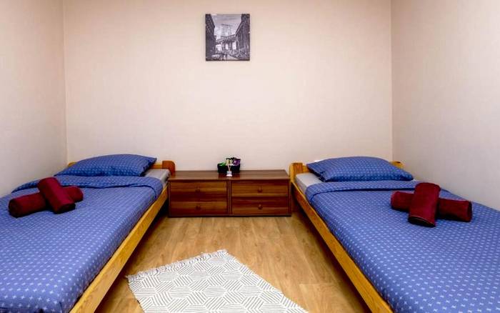 Dvojlôžková izba s oddelenými lôžkami so spoločnou kúpeľňou