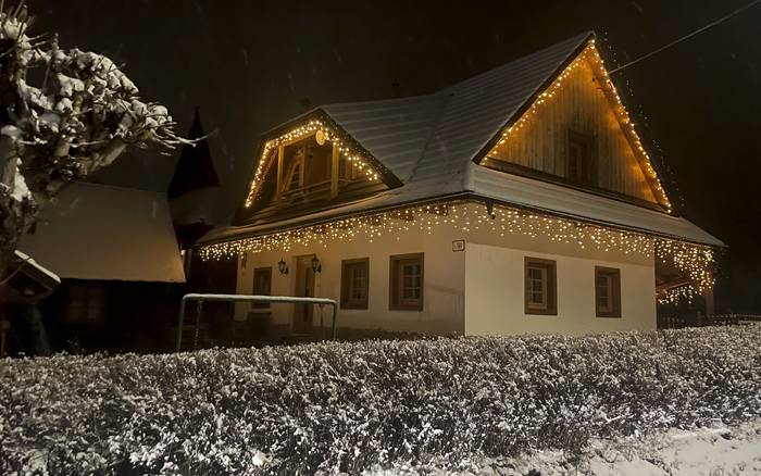 Хатина біля струмка Зазріва