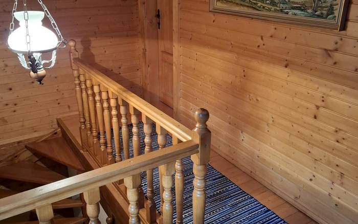 Chodba so schodami v menšom apartmáe