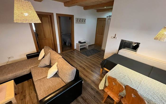 Obývačka spojená s kuchyňou v súkromnom apartmáne