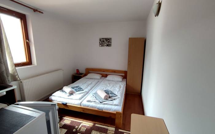Útulná izba s manželskou posteľou