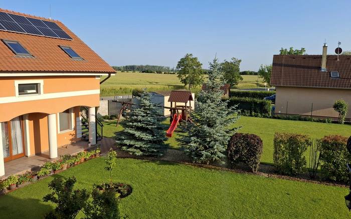 Pohľad zo spol,. balkóna na záhradu