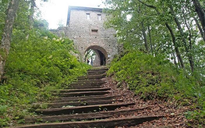 vstupná brána na Muránsky hrad