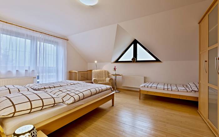 Třílůžková ložnice