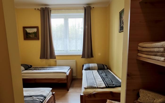 Dvoulůžkový pokoj s oddělenými postelemi a přistýlkou