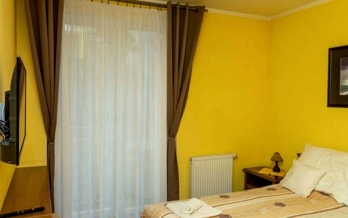 Dvojlôžková izba s manželskou posteľou č. 106