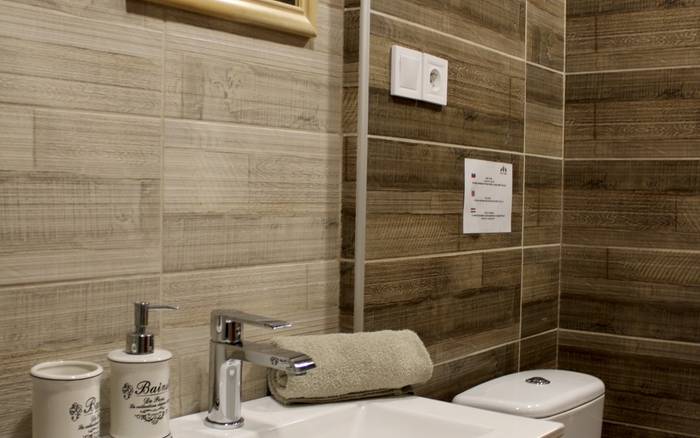 Kúpeľňa č. 2 s vaňou, sprchovacím kútom  a WC
