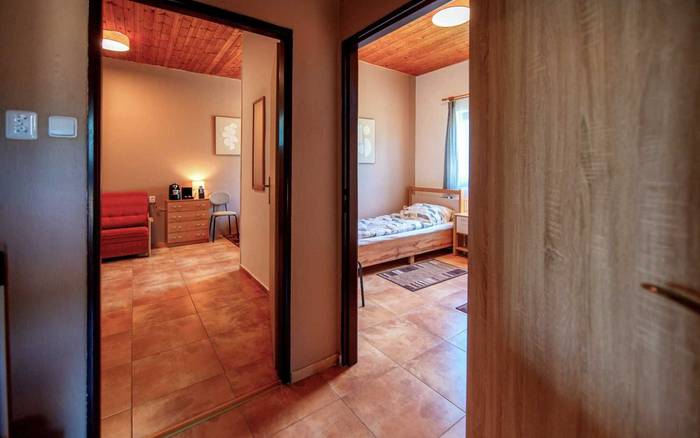 Apartmán 4+2 se dvěma ložnicemi v budově restaurace