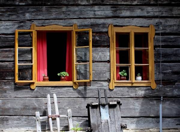 Kysucký skanzen Vychylovka - pohľad do okna minulého storočia