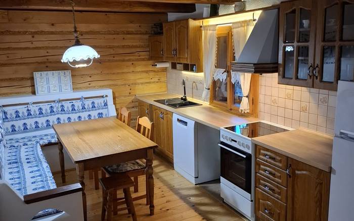 Kuchyňa vybavená umývačkou riadu v menšom apartmáne
