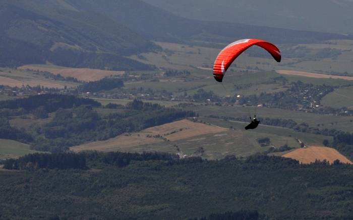 Na Straník za výhľadmi a paraglidistami