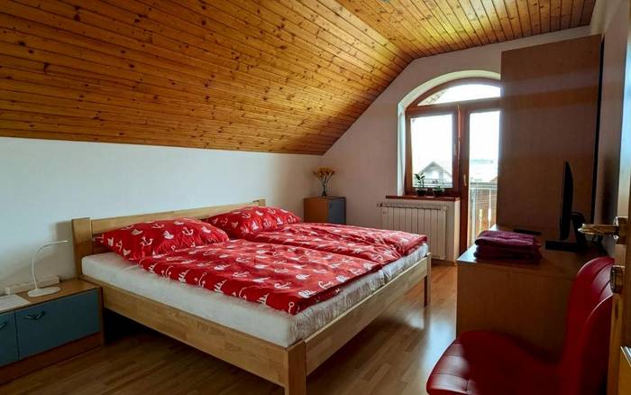 Dvojlôžková izba s manželskou posteľou