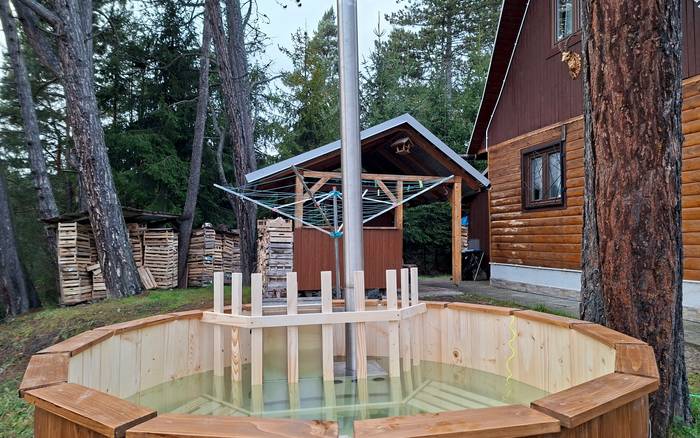 Wellness a oddych v kúpacej kadi s výhľadom na Tatry – dokonalý relax na horskej chate.