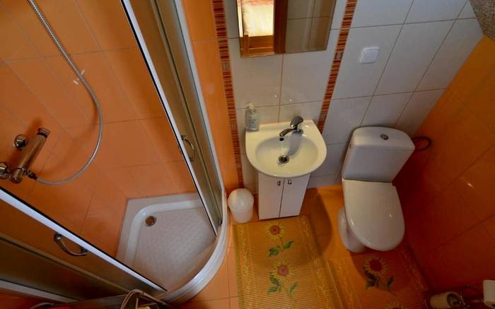 Oranžová trojlôžková izba s balkónom