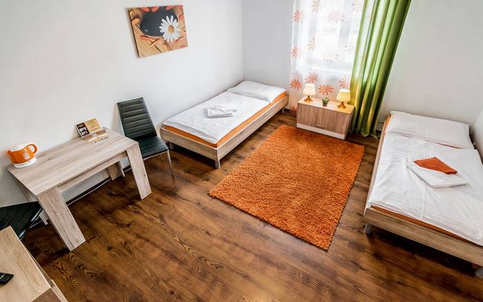 Izba Economy s dvoma oddelenými lôžkami