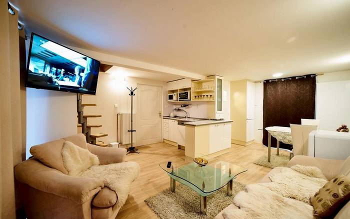 Nice, dvoulůžkový samostatný domeček s terasou