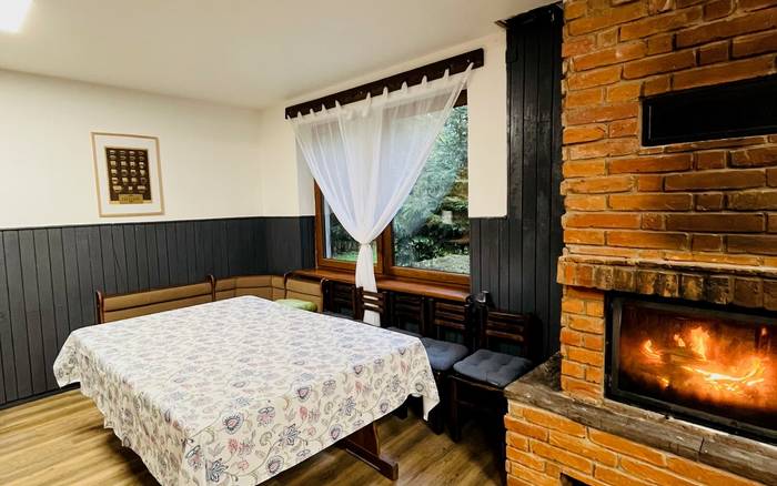 Veľká chata- Jedálenský kút s krbom