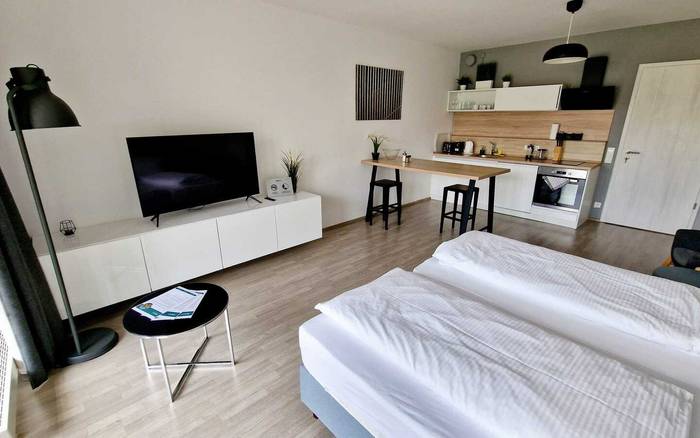 Studio 1+kk a balkonem s manželskou postelí