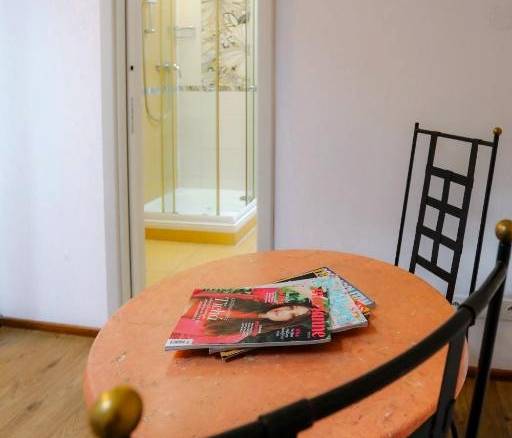 Dvoulůžkový pokoj s manželskou postelí a vlastní koupelnou