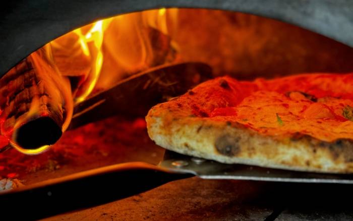 Pizza pec na Neapolskui pizzu