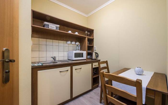Dvojlôžková izba s manželskou posteľou a kuchynkou