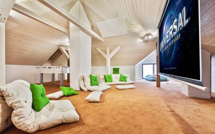 Multifunkčná miestnosť - Hracia miestnosť s kinom. Stolný futbal, ležoviská z futonov, gauče,  kino 300" plátno s kvalitným 4 K projektorom.