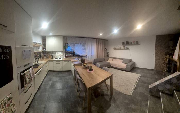 kuchyňa + obývačka, rozkladací gauč pre 2 osoby