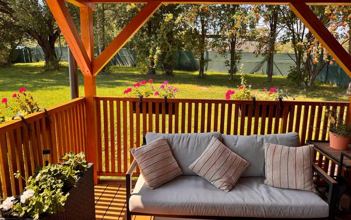 Будиночок з джакузі, прямо біля скібасу до Ясної