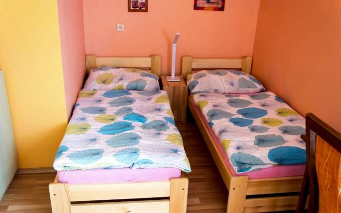 Trojlôžková izba Basic so spoločnou kúpeľňou