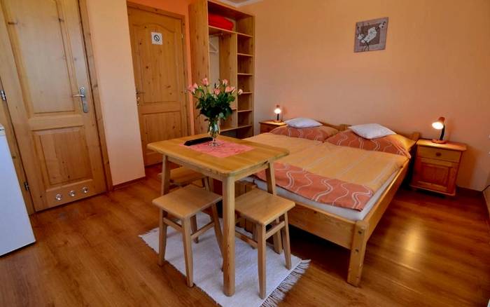 Oranžová dvojlôžková izba s balkónom