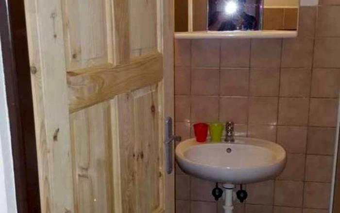 Dvoulůžkový pokoj se společnou sprchou a WC