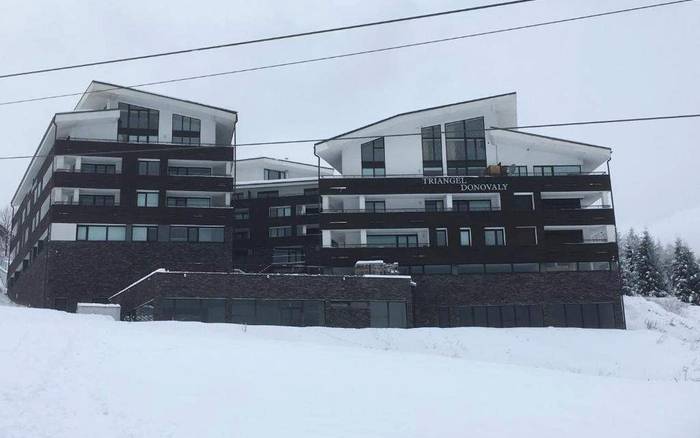 apartmánový dom v zime