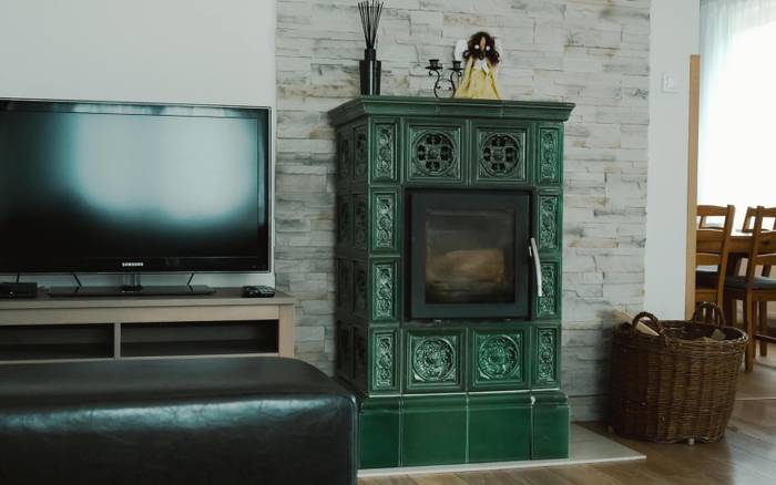 Obývačka s krbom a TV