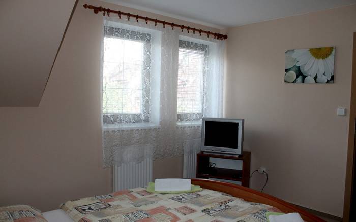 Dvoulůžkový pokoj s manželskou postelí a vanou