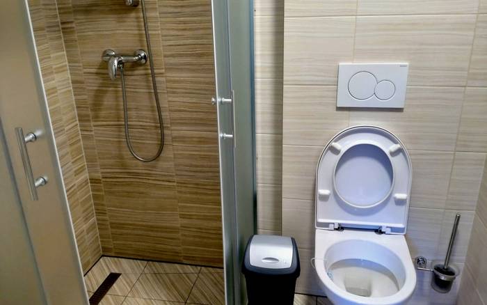 Čtyřlůžkový mezonetový apartmán v patře koupelna