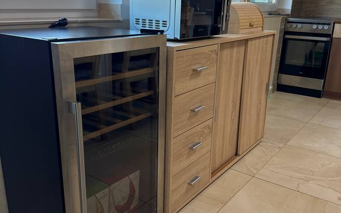 mikrovlnná trouba, ve 2.apartmánu vinotéka