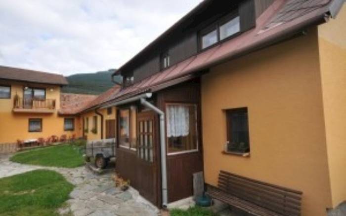 pohľad do dvora-2APT