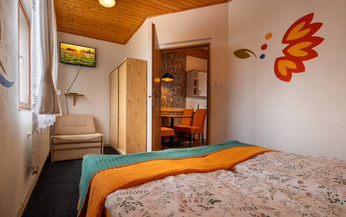 APĽ - apartmán pre 4 osoby , bez balkóna,izba 2