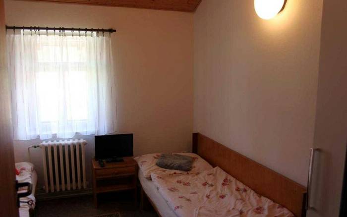 Dvoulůžkový pokoj se společnou sprchou a WC