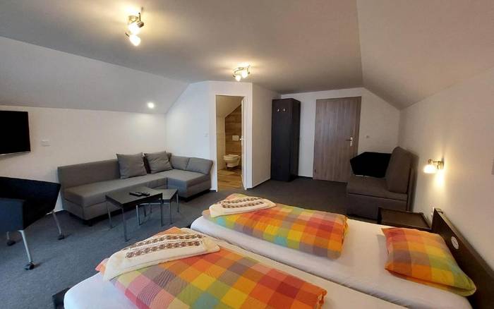 Rodinný apartmán s kúpeľňou, manželská posteľ + prístelky